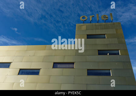 Oriel mostyn Galerie hinten mit feuerfesten Vorhangwand, Gold eloxierter Regenschirm Verkleidung und horizontalen Fenstern in Llandudno Nord wales uk Stockfoto