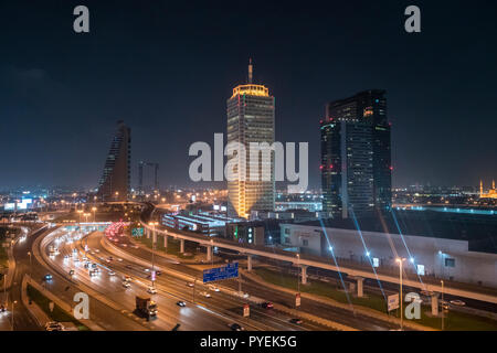 World Trade Centre und der Sheikh Zayed Road, Dubai, bei Nacht, VAE Stockfoto