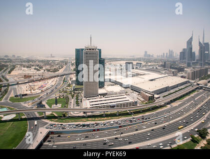 Dubai World Trade Centre und der Sheikh Zayed Road im Vordergrund. Stockfoto