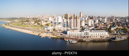 Panoramablick auf die Skyline der Wolkenkratzer der Lateinamerikanischen Hauptstadt Asuncion, Paraguay. Bahndamm von Paraguay Fluss. Birds Eye Antenne drone Foto Stockfoto