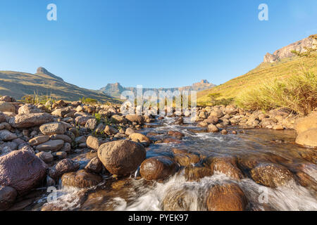 Suchen bis zu den "Amphitheater" in der nördlichen Drakensberge aus dem Tugela River, Royal Natal National Park, KwaZulu-Natal, Südafrika. Stockfoto