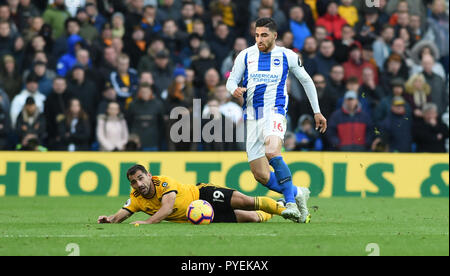 Alireza Jahanbakhsh aus Brighton gewinnt den Ball von Jonny Otto of Wolves während des Premier League-Spiels zwischen Brighton und Hove Albion und Wolverhampton Wanderers im American Express Community Stadium. 27. Oktober 2018 - nur zur redaktionellen Verwendung. Keine Verkaufsförderung. Für Football-Bilder gelten Einschränkungen für FA und Premier League. Keine Nutzung des Internets/Handys ohne FAPL-Lizenz - für Details kontaktieren Sie Football Dataco nur zur redaktionellen Verwendung. Keine Verkaufsförderung. Für Football-Bilder gelten Einschränkungen für FA und Premier League. Keine Nutzung des Internets/Handys ohne FAPL-Lizenz - für Details wenden Sie sich an Football Dataco Stockfoto