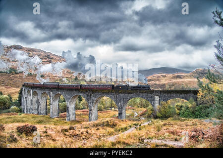 Die jacobite Fort William nach Mallaig Scenic Railway, der Glen Finnan Viadukt unter der Leitung des LMS Klasse 5 MT 4-6-0 45157, die Glasgow Highlander Stockfoto