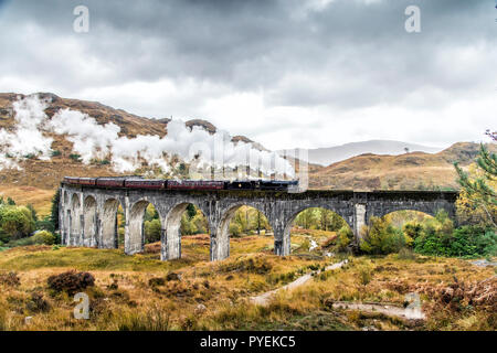 Die jacobite Fort William nach Mallaig Scenic Railway, der Glen Finnan Viadukt unter der Leitung des LMS Klasse 5 MT 4-6-0 45157, die Glasgow Highlander Stockfoto