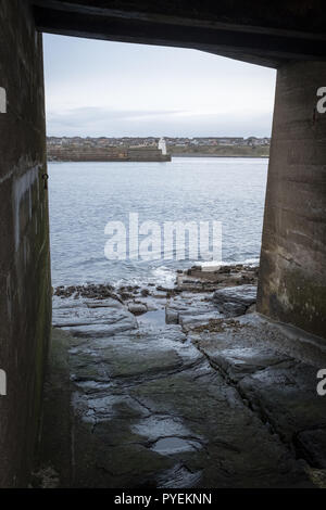 Anzeigen von Wick Hafen in Caithness, unter dem alten, verlassenen Rettungsboot station. Stockfoto