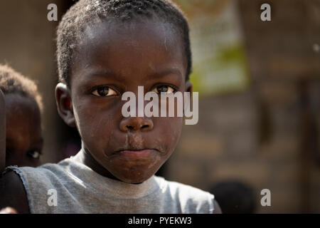 Orango Insel, Guinea-Bissau - Februar 3, 2018: Portrait eines Jungen im Dorf Eticoga auf der Insel Orango. Stockfoto