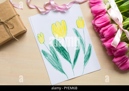 Little boy Farben Grußkarte für Mama am Muttertag oder am 8. März. Ansicht von oben Stockfoto