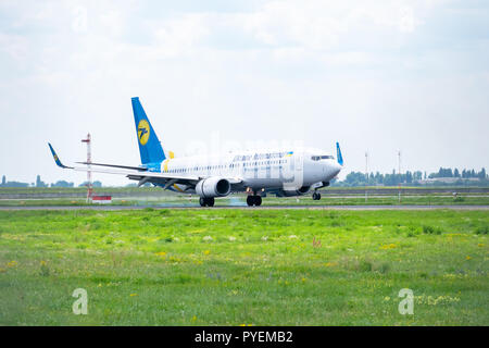 Region Kiew, Ukraine - August 1, 2018: Ukraine International Airlines Boeing 737 berührt, die bei der Landung auf dem Flughafen Stockfoto