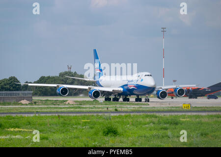 Region Kiew, Ukraine - August 1, 2018: SilkWay Boeing 747-800 rollt zur Startbahn für den Start Stockfoto