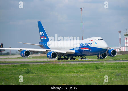 Region Kiew, Ukraine - August 1, 2018: SilkWay Boeing 747-800 rollt zur Startbahn für den Start Stockfoto