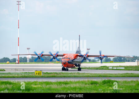 Region Kiew, Ukraine - August 1, 2018: Antonow An-12-Frachtmaschine ist rollt zur Startbahn auf dem Flughafen Stockfoto