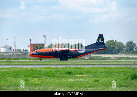 Region Kiew, Ukraine - August 1, 2018: Antonow An-12-Frachtmaschine ist rollt zur Startbahn auf dem Flughafen Stockfoto