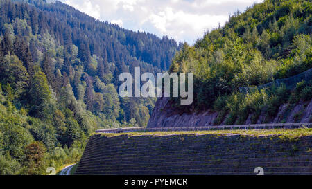 Eine malerische asphaltierte Bergstraße durch die Alpen. Österreich. Stockfoto