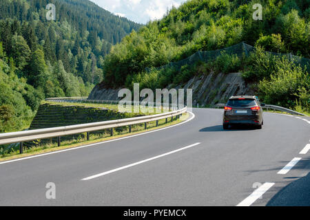 Eine malerische asphaltierte Bergstraße durch die Alpen. Österreich. Stockfoto