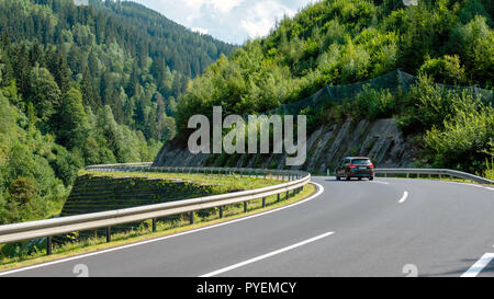 Eine malerische asphaltierte Bergstraße durch die Alpen. Österreich. Stockfoto