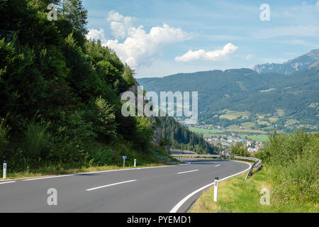 Eine malerische asphaltierte Bergstraße durch die Alpen. Österreich. Stockfoto