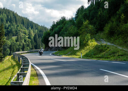 Eine malerische asphaltierte Bergstraße durch die Alpen. Österreich. Stockfoto