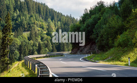 Eine malerische asphaltierte Bergstraße durch die Alpen. Österreich. Stockfoto