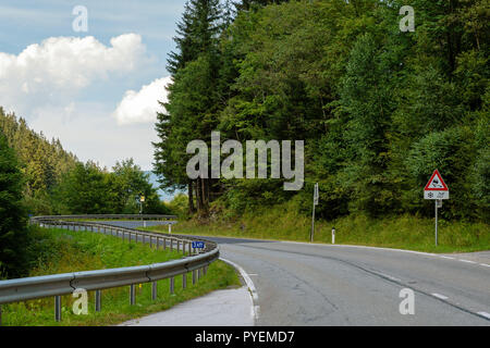 Eine malerische asphaltierte Bergstraße durch die Alpen. Österreich. Stockfoto