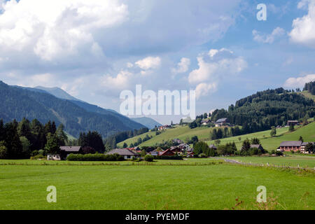 Typisch österreichischen Dorf in den Ausläufern der Alpen. Stockfoto