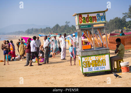 Ein Eis Verkäufer und Indische Touristen am Strand, Gokarna, Indien Stockfoto