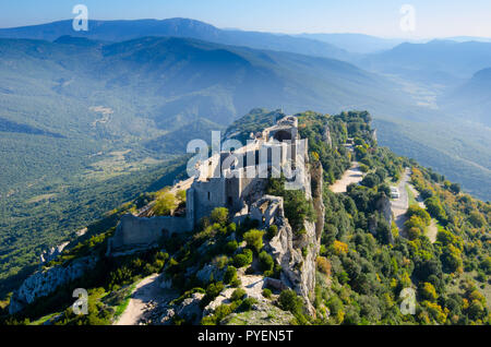 Die riesige Burgruine Peyrepertuse in der Aude Gebiet in Frankreich Stockfoto