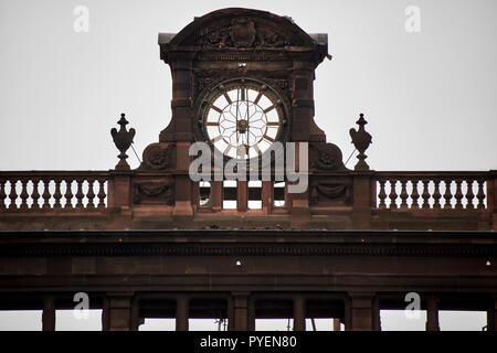 Uhrturm auf dem Ausgebrannten ehemaligen Primark Bank Gebäude Gebäude im Stadtzentrum von Belfast Nordirland Stockfoto