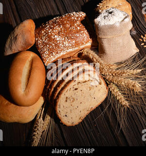 Auswahl an frischem Brot auf schwarzem Hintergrund Stockfoto