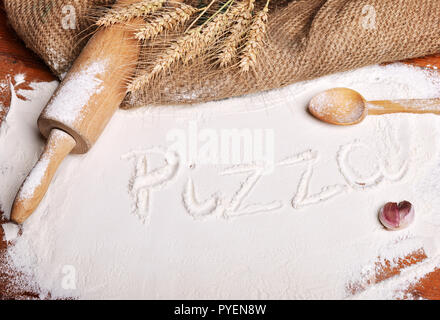 Pizza Wort auf Mehl geschrieben - essen Hintergrund Stockfoto