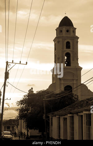 TRINIDAD, Kuba - Januar 25, 2017: Kubanische Straße Sonnenuntergang mit Oldtimer in Trinidad, Kuba. Trinidad ist eine der wichtigsten touristischen Reiseziele der Insel Stockfoto