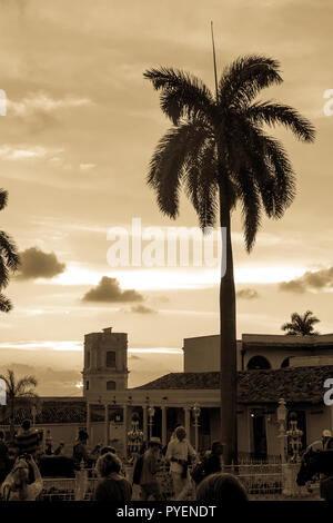 TRINIDAD, Kuba - Januar 25, 2017: Menschen zu Fuß auf dem Hauptplatz von Trinidad, Kuba. Trinidad ist eine der wichtigsten touristischen Reiseziele der Insel Stockfoto