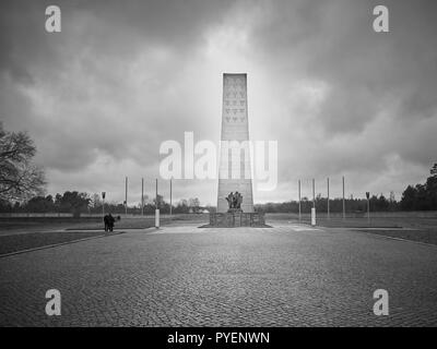 Orianenburg, Deutschland - Dezember 12, 2017: Aufnahme einer Memorial Statue in der Mitte des Lagers Stockfoto