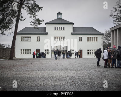 Orianenburg, Deutschland - Dezember 12, 2017: Eingang des KZ Sachsenhausen. Menschen warten im Lager eingeben Stockfoto