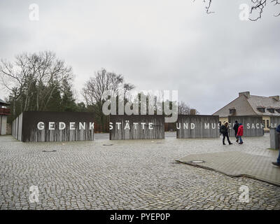 Oranienburg, Deutschland - Dezember 12, 2017: Eingang des KZ Sachsenhausen. Menschen warten im Lager eingeben Stockfoto