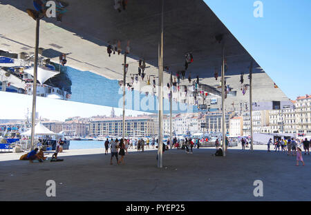 Eine einfache 'pavilion', ein Treffpunkt und willkommenen Schatten neben dem Vieux Port in Marseille, Edelstahl poliert erstellt eine verspiegelte Decke Stockfoto