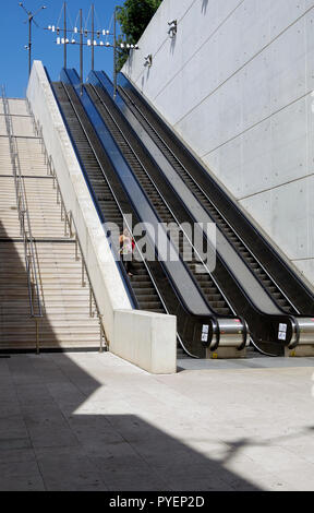 Die monumentale Treppe und Rolltreppe Eingang zum La Fourragère Station auf der Linie I der Marseille Metro System. Stockfoto