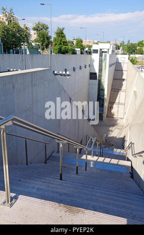 Die monumentale Treppe und Rolltreppe Eingang zum La Fourragère Station auf der Linie I der Marseille Metro System. Stockfoto