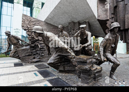 Ansicht des Warschauer Aufstandes Monument, einem Denkmal für den Warschauer Aufstand von 1944, Am 22. Oktober 2017 in Warschau, Polen Stockfoto