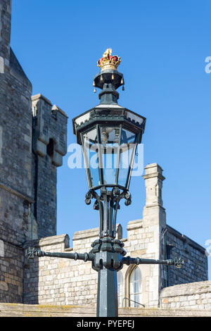 Straßenlaterne auf dem Gelände von Schloss Windsor, Windsor, Berkshire, England, Vereinigtes Königreich Stockfoto