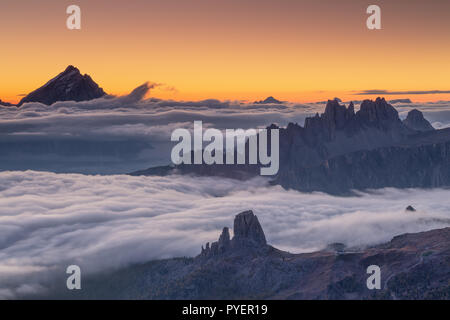 Die Dolomiten im Morgengrauen, Wolkenflut. Die Dolomiten: Antelao, Croda Lago, Cinque Torri. Venetien, Italienische Alpen. Europa. Stockfoto