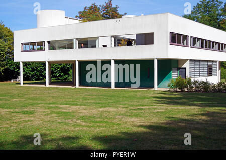 Die Außenseite des Le Corbusier's Iconic Villa Savoye, Pionierarbeit im internationalen Stil, erbaut 1929-31, Überlebender von mehreren Abriss Vorschläge, Stockfoto