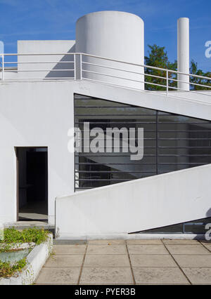 Rampen im Le Corbusier's Iconic Villa Savoye, die vom Erdgeschoss zur Dachterrasse, Pionierarbeit im internationalen Stil, erbaut 1929-31 Stockfoto