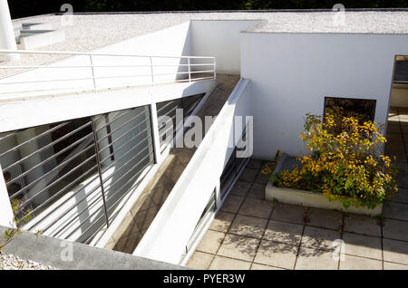 Rampen im Le Corbusier's Iconic Villa Savoye, die vom Erdgeschoss zur Dachterrasse, Pionierarbeit im internationalen Stil, erbaut 1929-31 Stockfoto