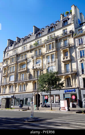 Paris, Frankreich, zwei Wohngebäude in der Belle Epoque Terrasse auf dem Boulevard Du Temple, mit einigen Einfluss der Art Nouveau Stil Stockfoto