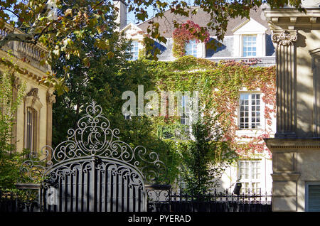 Ansicht von der Rückseite auf den Garten, des Hotels de Sagonne, ein feines Hotel Particulier, vom Boulevard Beaumarchais gesehen. Stockfoto