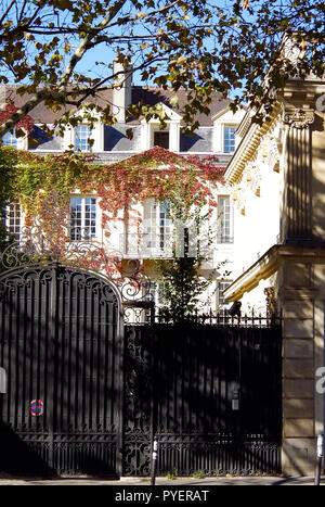 Ansicht von der Rückseite auf den Garten, des Hotels de Sagonne, ein feines Hotel Particulier, vom Boulevard Beaumarchais gesehen. Stockfoto