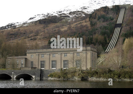 Diese vier Leitungen holen sie Wasser aus dem Loch Sloy der Hinter diesem Berg, Ben Vorlich, dann nimmt das Wasser auf die sloy Hydro Electric Power Station, die Sie hier an den Ufern des Loch Lomond in Schottland sehen. Stockfoto