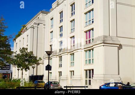 Les Echelles du Barock, eine große Paris örtliche Behörde Apartmentkomplex, in der post-modernen Stil mit massiven neo-barocken und klassischen Funktionen, Stockfoto