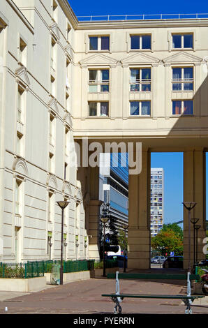 Les Echelles du Barock, eine große Paris örtliche Behörde Apartmentkomplex, in der post-modernen Stil mit massiven neo-barocken und klassischen Funktionen, Stockfoto