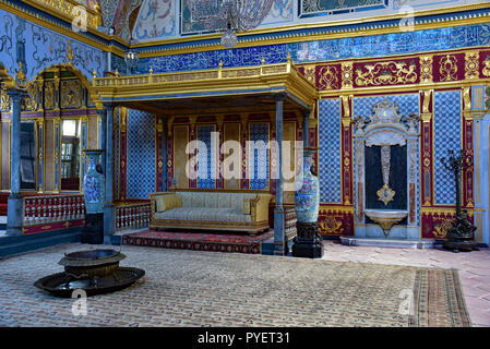 Imperial Hall, Harem, Topkapi Palace war ein Raum für Unterhaltungen verwendet. Der Sultan würde die Verfahren von seinem großen Thron, Istanbul, Türkei. Stockfoto